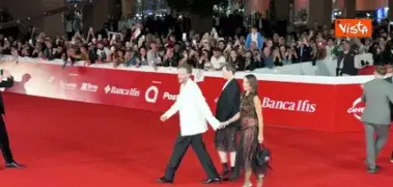 Jovanotti posa per i fotografi con moglie e figlia sul red carpet della Festa del Cinema di Roma