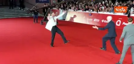 Jovanotti abbraccia i registi del film su di lui 'Lorenzo' al Festival del Cinema di Roma