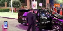 Jovanotti arriva sul red carpet del Festival del Cinema di Roma e firma autografi ai fan