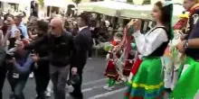 Show a sorpresa di Tajani a Capri: canta con il tamburello in mano