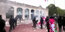 Manifestanti francesi danno fuoco a un ufficio del turismo a Lione