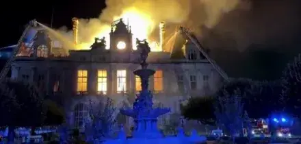Proteste in Francia, le immagini del municipio di Limoges in fiamme