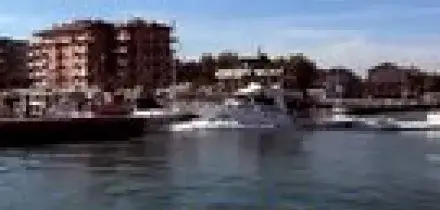 Il video della barca che si schianta nel porto di Cervia