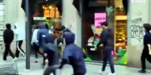 Milano, nuove violenze in centro: danni a negozi e arredi urbani