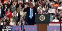 Parte Ymca e Trump inizia a ballare al termine del comizio elettorale in Kentucky