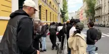Familiari dei fermati per gli scontri di Milano attendono in Questura