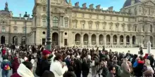 Studenti bloccano accesso al Louvre in sostegno alle proteste liceali