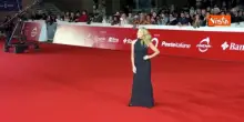 Claudia Gerini si mette in posa per i fotografi sul red carpet della Festa del Cinema di Roma