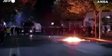 Ancora scontri a Tirana, manifestanti lanciano molotov e incendiano cassonetti