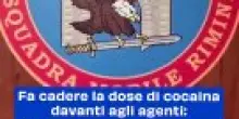 Fa cadere la dose di cocaina davanti agli agenti: la perquisizione lo incastra