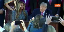 Trump scherza con moglie: Non so se tua firma conti qualcosa, Melania sorridendo: Ovviamente no