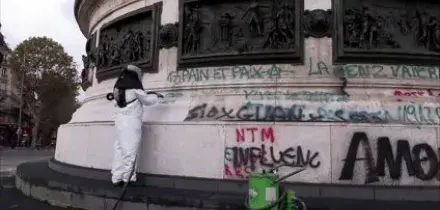 A Parigi dopo i disordini e il caos si puliscono strade e statue