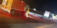 Tir si schianta in A14, carico di pomodori invade la carreggiata. Il video