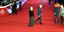 Julianne Moore passeggia sul red carpet della Festa del Cinema di Roma e posa per i fotografi