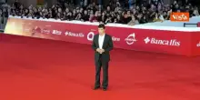 Riccardo Scamarcio in posa per i fotografi sul red carpet della Festa del Cinema di Roma