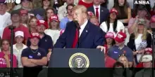 Trump: &ldquo;Cosa hanno combinato in Francia? Nel nostro Paese non accadr&agrave;&rdquo;