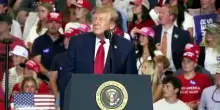 Comizio Trump interrotto da manifestanti: Pacifico? Oceano d'America