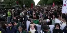 Studenti universitari manifestano a Parigi dopo la revoca del divieto