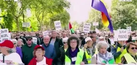 Madrid, migliaia di persone in corteo per chiedere un aumento delle pensioni