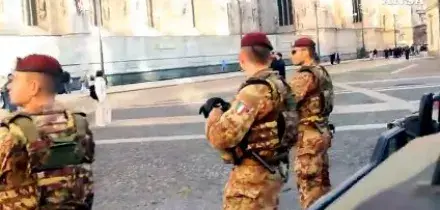 Cortei a Milano, il centro &egrave; blindato e in piazza Duomo ci sono i Lince