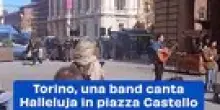 Torino, una band canta Halleluja in piazza Castello con la polizia in assetto antisommossa sullo sfondo