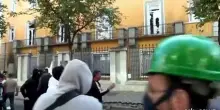 Proteste Albania, pietre contro la polizia e cassonetti incendiati
