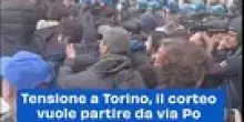 Tensione a Torino, il corteo vuole partire da via Po ma la polizia lo blocca