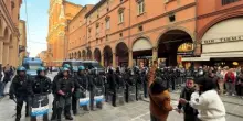 Manifestazione 24 ottobre a Bologna: piazza del Nettuno presidiata dalla polizia