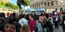 Roma, corteo in vista del Colosseo: bloccato in via degli Annibaldi