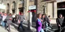 Roma, il corteo scende lungo via Cavour e svolta verso il Colosseo