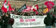 Torino, corteo contro il riarmo: "Noi la guerra non la paghiamo"