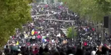 Parigi, in migliaia manifestano pacificamente contro il carovita