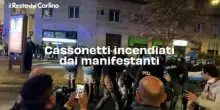 Cassonetti incendiati dai manifestanti all'incrocio tra le vie Marconi e via Riva Reno. Il video