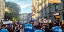 A Milano i manifestanti in marcia verso presidio, forze dell'ordine li bloccano