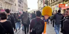 Lo spazzolone del water a forma di Trump al corteo degli studenti a Roma