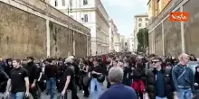 Il corteo degli studenti a Roma devia percorso e si dirige verso il Colosseo