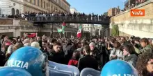 Corteo studenti a Roma, Polizia schierata in tenuta antisommossa, manifestanti gridano "Servi"