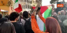Manifestante con la maschera di Meloni a corteo studenti a Roma