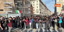 Manifestanti si arrampicano su transenne a Roma e cantando 'Tout le Monde deteste la police'