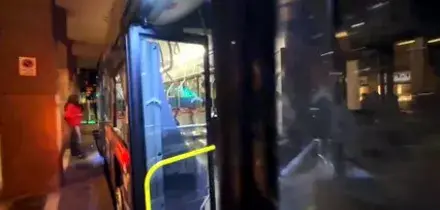 Il video dell'autobus spaccato durante la guerriglia a Bologna