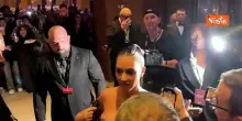 Kim Kardashian scatta selfie e firma autografi ai fan alla Festa del Cinema di Roma