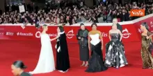 Kim Kardashian e il cast di 'All's Fair' posa per i fotografi alla Festa del cinema di Roma