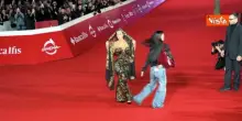 Kim Kardashian posa per i fotografi con un vestito leopardato alla Festa del Cinema di Roma