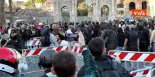 Manifestanti a Roma transennano una via che porta al Colosseo