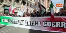 'Fuori l'Italia dalla guerra', l'enorme striscione alla manifestazione a Roma