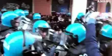Corteo a Bologna, scontri con le Forze dell'ordine in centro