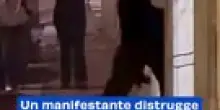 Un manifestante distrugge la vetrina della Bper in via Riva Reno