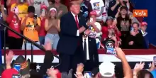 Termina il comizio in Michigan e il Presidente Usa balla 'Trump dance' sul palco sulle note di Ymca