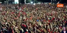 Lula festeggia la vittoria alle elezioni in Brasile e bacia la moglie Janja Silva
