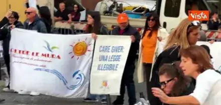 "Da soli non ce la facciamo", la protesta dei caregiver a Montecitorio